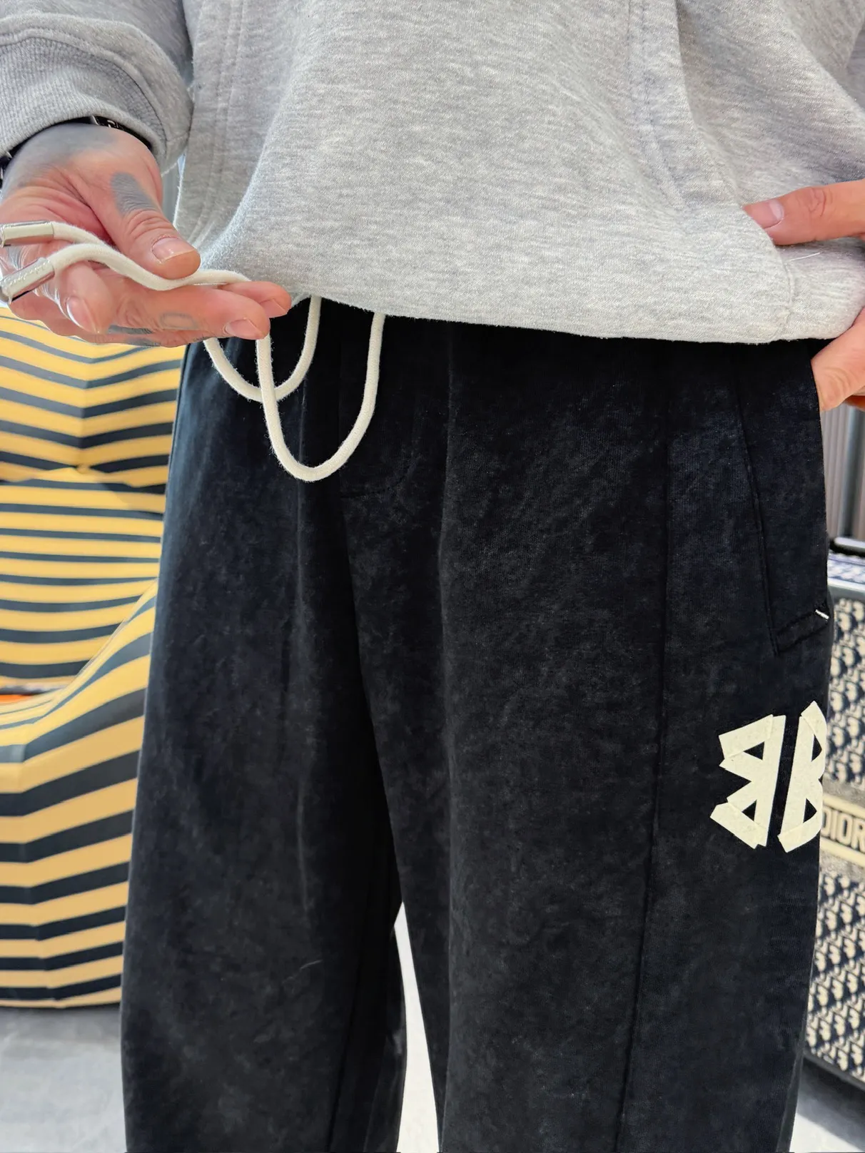 Balenciaga 🆕2026 Autumn and Winter New Arrival Casual Pants! 🎁On sale simultaneously on the official website. Brand Classic LOGO casual pants, customized fabrics, excellent comfort and strong touch. Highly recognisable, perfect appearance and craftsmanship. Size:M-3XL